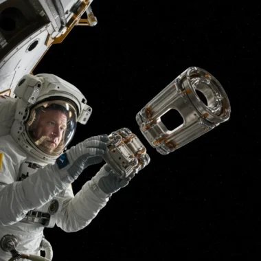 우주에서 금속이 저절로 붙는 미스터리